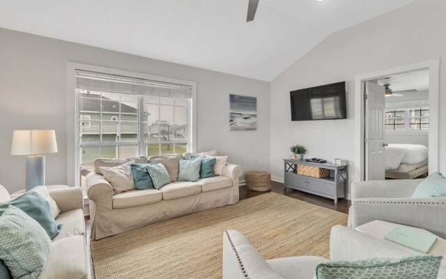 Windsical Escape 2 Bedroom Home by RedAwning