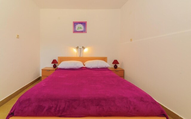 Beautiful Home in Banj With Wifi and 5 Bedrooms