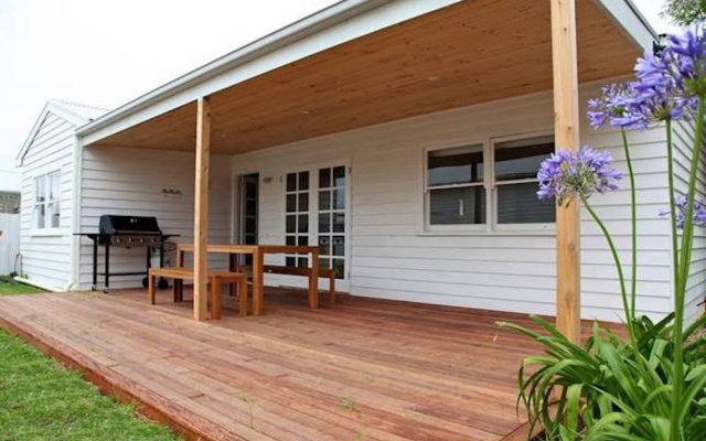 Sorrento Beach Cottages 1 – Outside – Melbourne
