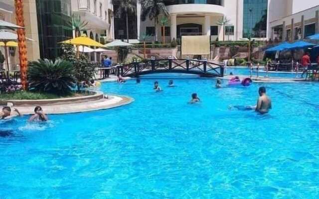 Chain Luxe Paradise Hotel