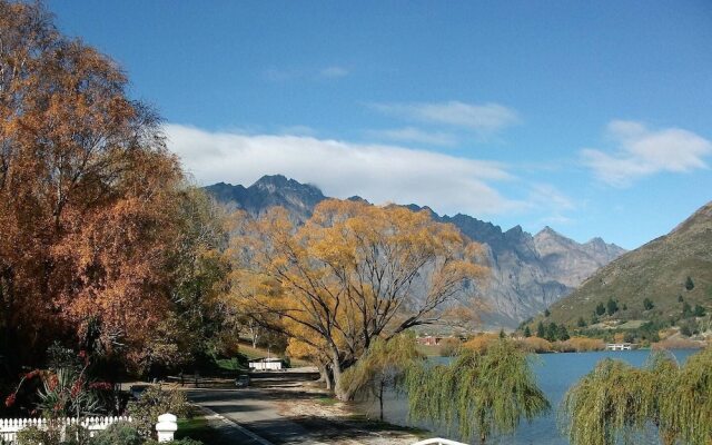 Lake Edge Family Cottage Panoramic View