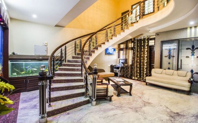 FabHotel Queen Palace