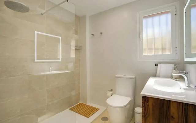 Coastal Retreat-sleeps 8, Sea View, Pool & Parking