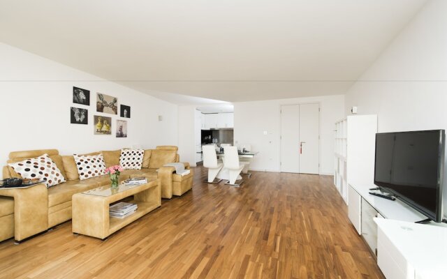 Modern 2BR Flat with Thames River View