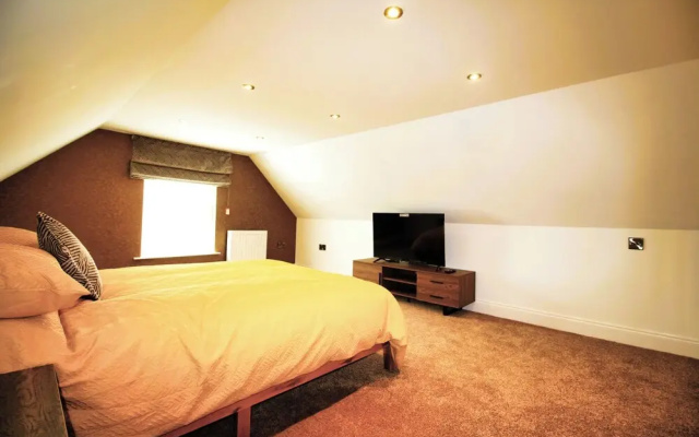 Berwick - Very High End - Sleeps 4 -By The Station