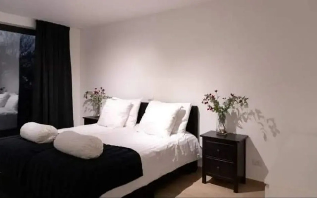 Spacious 3BR 2/5 BA Near Diamond District by Oneluxstay