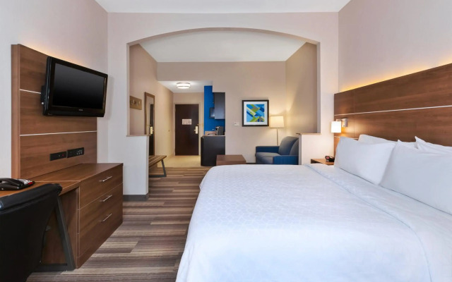 Holiday Inn Express & Suites Warminster - Horsham by IHG