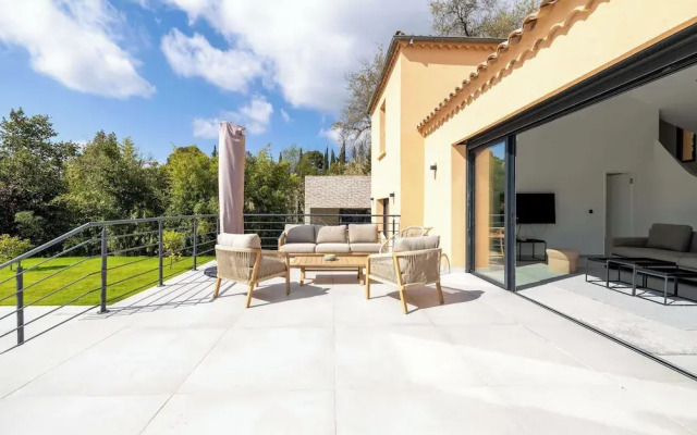 Modern Villa With Heated Pool and Garden