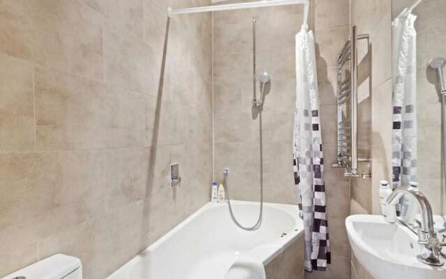 Cosy 2bed Skylight Apt W/patio in Clapham Junction