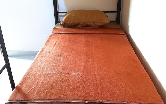 Safe House Bed and Breakfast - Hostel - Adults Ony