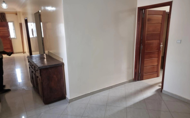 Chambres Privees Climatisees-Douches Personnelles-Neflix-Salon