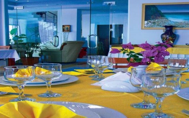 Helia Hotel