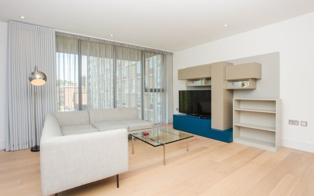 Three Bedroom Flat In Shoreditch With Large Balcony