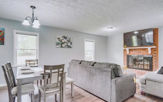 5 Mi to Dtwn: Family-friendly Fayetteville Home!