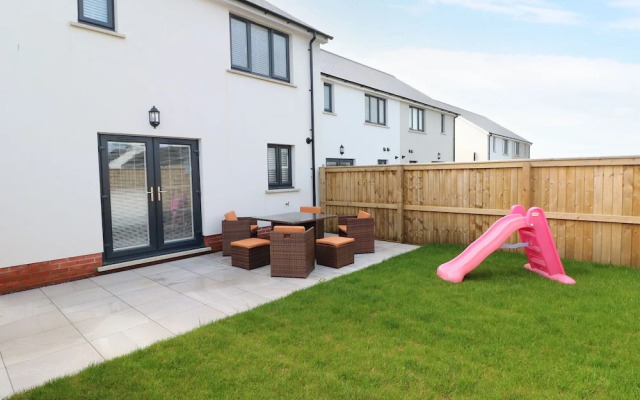 Lunaroxx, 6 Meadow Gardens, Kilgetty