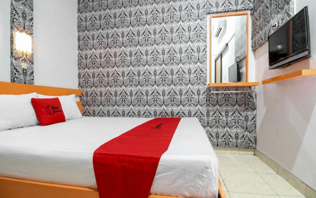 RedDoorz Plus near Hartono Mall