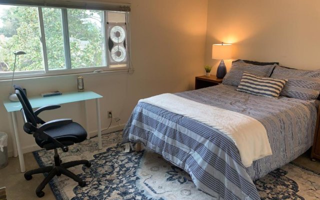 Gorgeous Queen Bedroom in Lg Saratoga House - Cars Available