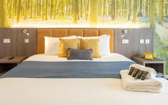 Burleigh Court Hotel and Leisure