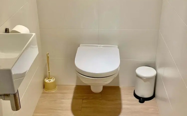 Modern 2BR 1.5 BA Near Diamond District by Oneluxstay