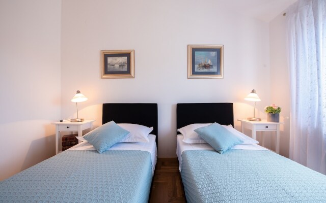 Spacious Chic Residence