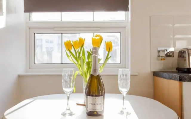 Modern Apartment - mins to Marina/Stadium/City Center
