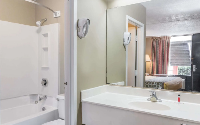 Travelodge by Wyndham Savannah Area/Richmond Hill