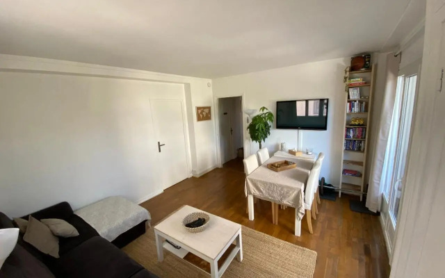 Belle Appartement lumineux avec balcon plein centre .