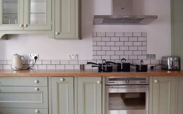 Charming 3-bedroom Garden Flat In Edwardian Terrace
