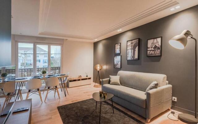 Arty Paris apartment Disneyland