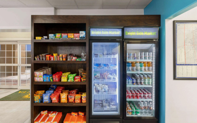 La Quinta Inn & Suites by Wyndham Angleton