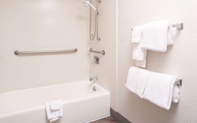 Motel 6 Red Deer, AB