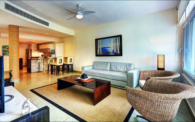 Luxurious & Central Condo In Playa Steps From The Beach