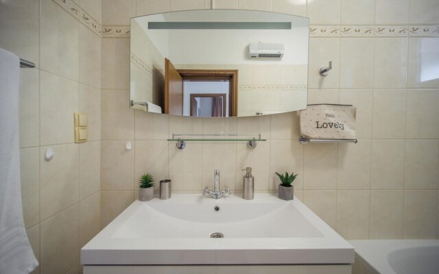 Amazing Home in Kastel Stafilic With Wifi and 3 Bedrooms