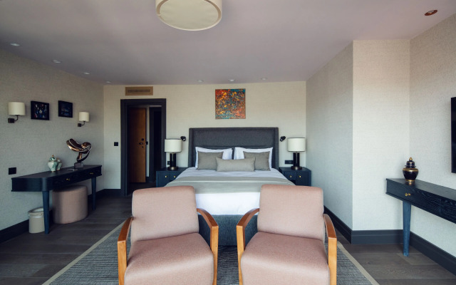 Zeno Suites Hotel