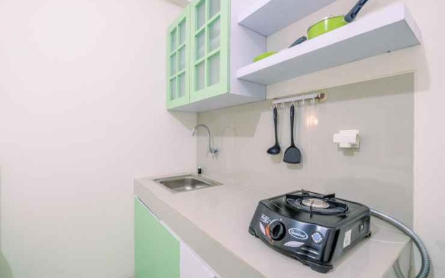 Minimalist and Comfortable Studio at Bogorienze Apartment By Travelio – Kitchen – Bogor