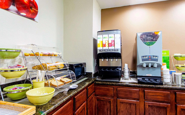 Econo Lodge Inn & Suites