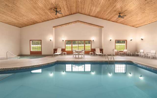Country Inn & Suites by Radisson, Detroit Lakes, MN