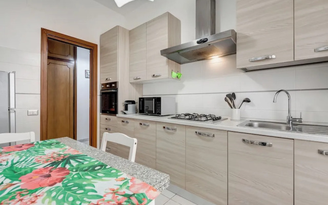 Cozy 2-Bedroom Flat with Balcony