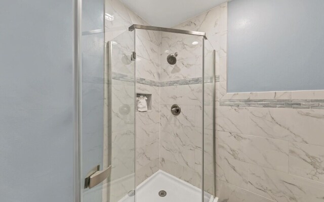 Lakefront 226 3 Bedroom Condo by Redawning