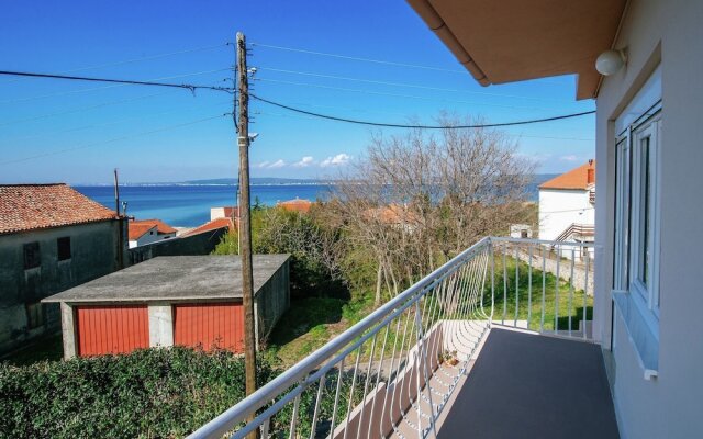 Spacious Apartment with Terrace in Banj