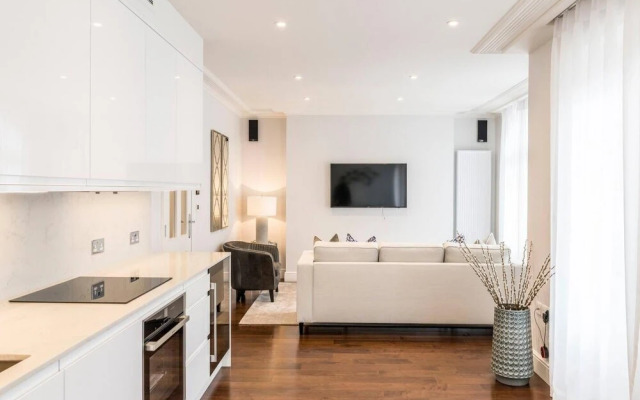 Light and Airy Central Three Bed Flat