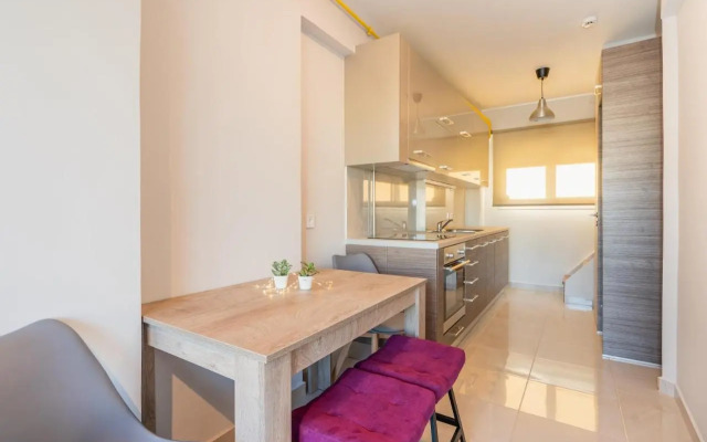 Sunny penthouse w/ Acropolis view next to metro