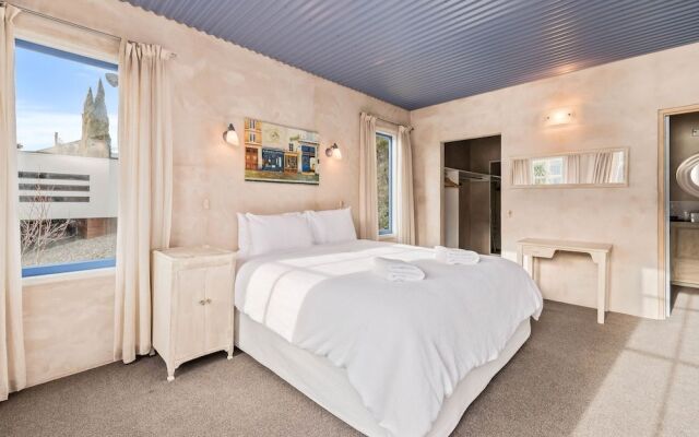 Sunny Lakeview Villa