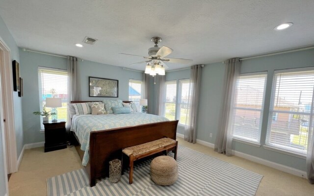 Sea-renity 3 Bedroom Home by Redawning