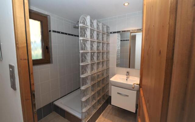 Apartment Ecureuil 200m - Living room with fireplace