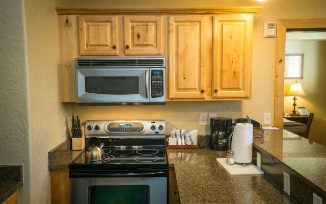 Amazing Mountain Views and Full Kitchen by RedAwning - Save 20% on 7+ Nights!