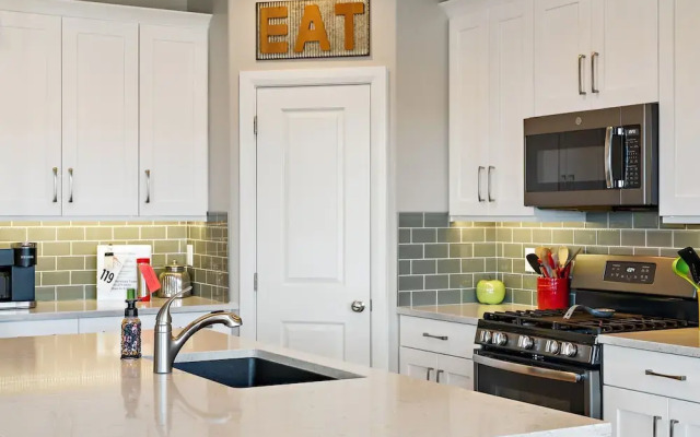 Sunshine Serendipity 4 Bedroom Apts by RedAwning