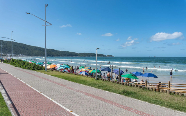 Apto c/ varanda a 160m da praia de Bombas COL102