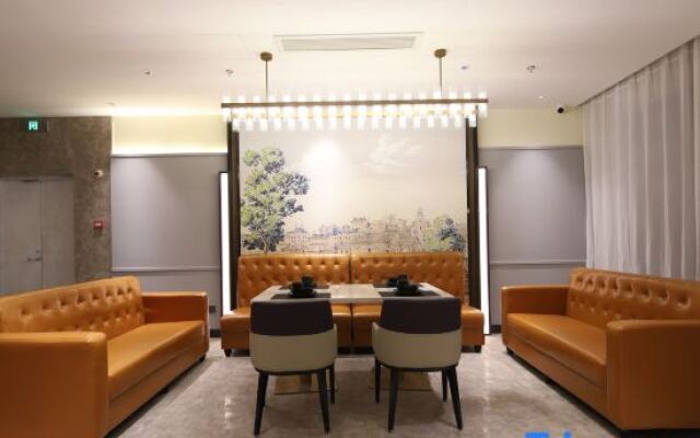 Vienna International Hotel (Nanchang West Railway Station Honggutan University Town)