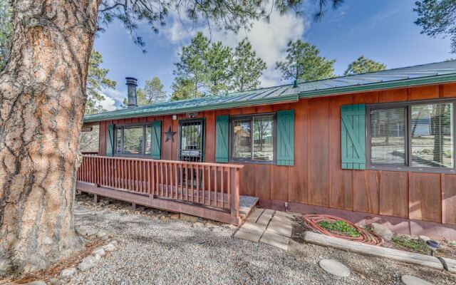 'double D Cabin' w/ Deck, 4 Mi to Grindstone Lake!